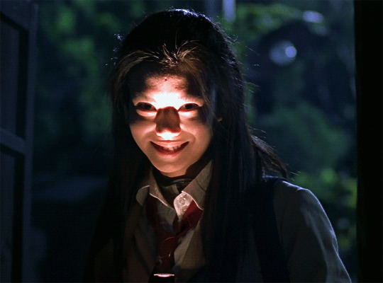 女孩在黑夜中可怕的笑容gif图片:笑容