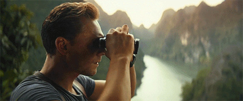 男子拿着望远镜看大山的美景gif图片