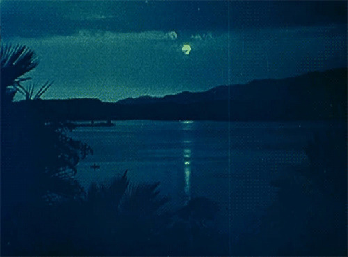 怀旧的江上明月动态图片:月亮