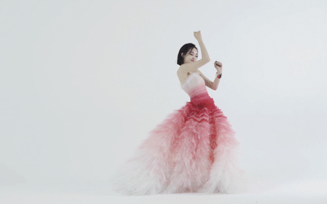穿着粉红色裙子跳舞的女孩gif图片:跳舞