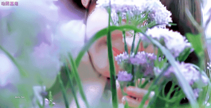 花丛中微笑的女孩gif图片