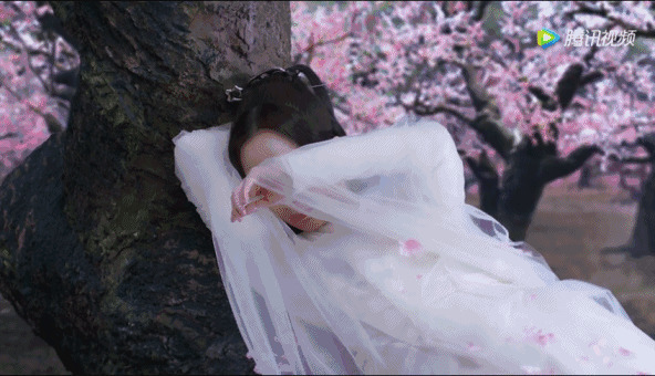 杨幂扮演古装女子躺在树边睡觉gif图片:杨幂