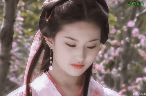 女神刘亦菲站在桃花林里微笑gif图片