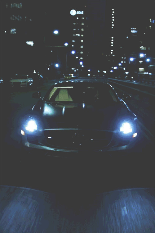 夜晚汽车行驶在马路上gif图片