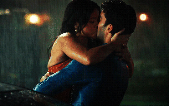 情侣下车在暴雨中拥抱亲吻在一起gif图片:亲吻