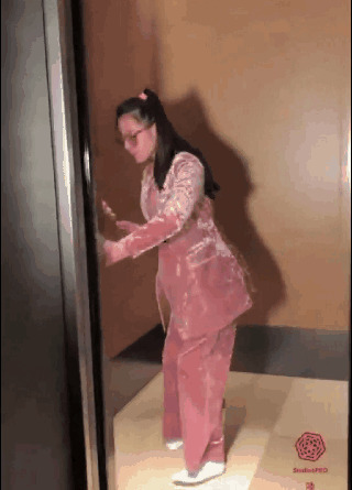 淘气的女孩在电梯里唱歌gif 图片