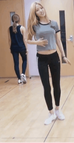大长腿女神跳着性感的舞蹈gif图片:跳舞